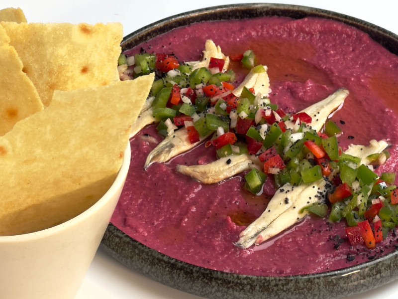 Hummus-de-remolacha-con-pico-de-gallo-y-boquerones