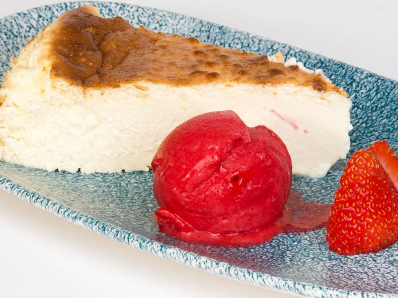 Tarta-de-queso-con-sorbete-de-frambuesa